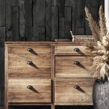 Kontrast tmavého dřevěného obkladu - dřevěný nábytek a tmavý obklad