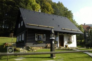 Realizace plastové krytiny MODERNA na roubené chalupě