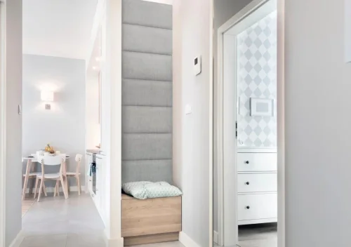 Realizace čalouněných panelů BASIC.01 – Šedá elegance v předsíni