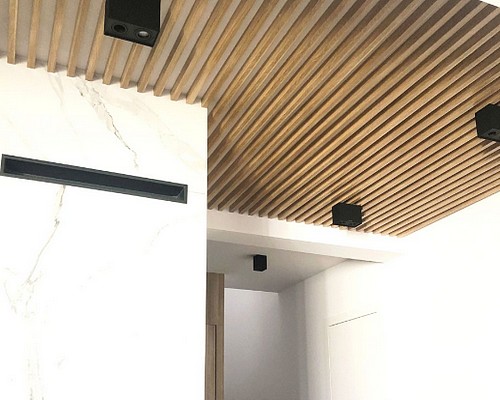 Jsou lamely určeny také pro instalaci na strop?