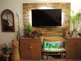 Realizace dřevěného obkladu kolem televize