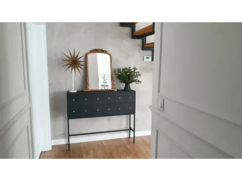 Realizace bílých nástěnných lišt v prosvětleném bytě