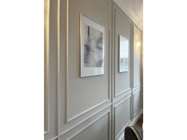Realizace nástěnné lišty – Originální rámy na chodbě