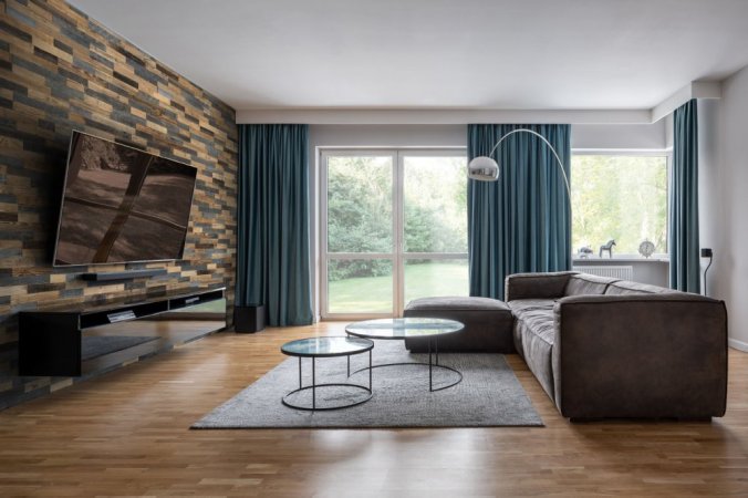 Dřevěné panely v obývacím pokoji