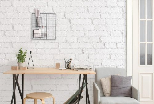 Realizace sádrového obkladu CELLAR 1 – Bílá u pracovního stolku