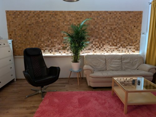 Realizace dřevěného obkladu – CUBE 1 jako dominanta obýváku