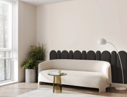 Realizace čalouněných panelů DECO – Černá za bílou pohovkou