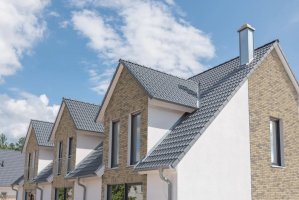 Realizace betonového obkladu CAMBRIDGE 2 – Cihlová fasáda na řadových domech