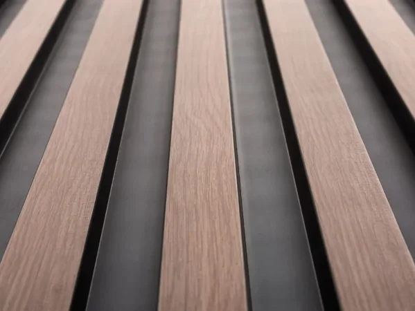 Detail obkladu do koupelny či jiných vlhkých prostor - podívejte se na strukturu dřeva