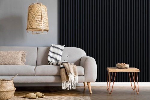 Realizace dřevěných lamel LINEA SLIM 3 – Modré lamely za světlou pohovkou