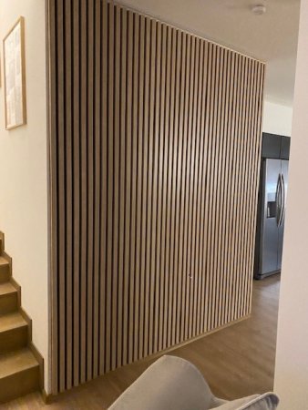 Stěna obložená akustickými panely s lamelami na ekologickém podkladu | DRDLIK