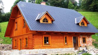 Realizace střešní krytiny EUREKO CPS jako součást roubenky
