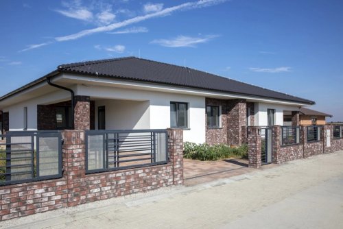 Realizace betonového obkladu COUNTRY 674 – Cihly jako ozdoba bungalovu