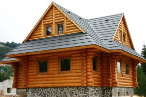 Realizace plastové krytiny DDS II na dřevěném srubu