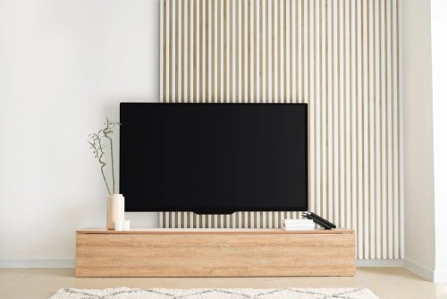 Realizace dřevěných lamel LINEA SLIM 3 – Bílá na dubu v obývacím pokoji
