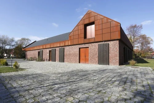 Realizace betonového obkladu COUNTRY 668 – Červené cihly na velké stodole