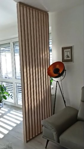 Zákaznická realizace: Dělící lamelová stěna DUB SONOMA v obývacím prostoru