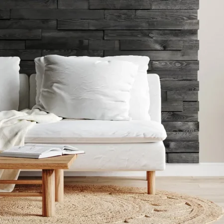 Tmavý dřevěný obklad za bílou sedačkou s masivními nohy - kontrast