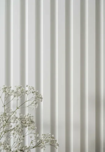 Lamelové panely z extrudovaného polymeru - bílá a odolná elegance