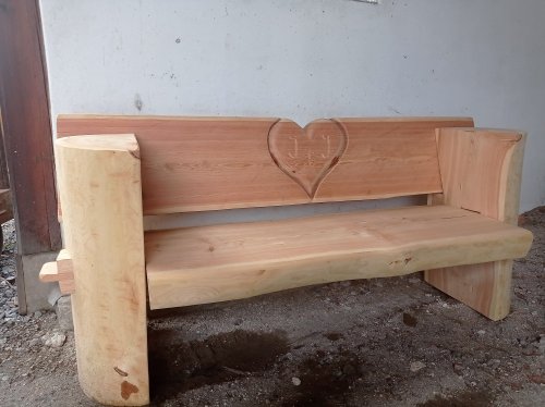 Z naší dílny: Dřevořezba lavice se srdcem