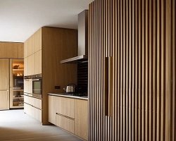 Jaké výhody přináší použití lamel na dveřích - skryté dveře s lamelami?