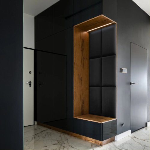 Realizace čalouněných panelů MELANGE – Černá elegance na luxusní chodbě