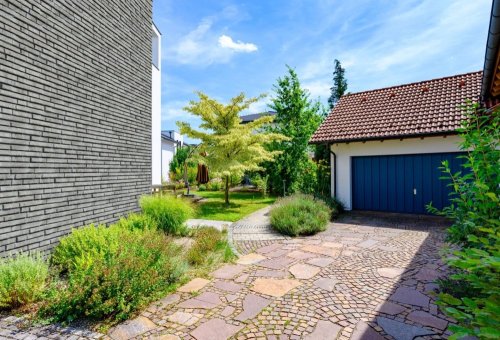 Realizace betonového obkladu DUBLIN 3 – Šedé pásky na venkovní stěně
