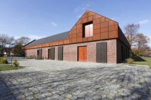 Realizace betonového obkladu COUNTRY 668 – Červené cihly na velké stodole