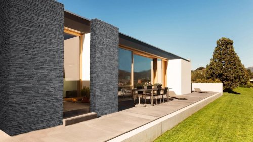 Realizace betonového obkladu PALERMO 2 – Antracitové pásky v exteriéru a interiéru