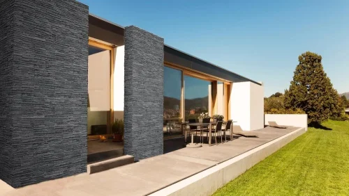 Realizace betonového obkladu PALERMO 2 – Antracitové pásky v exteriéru a interiéru