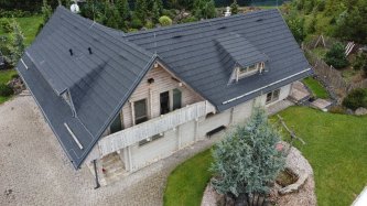 Realizace plastové krytiny – Šindel DDS II na luxusním srubu