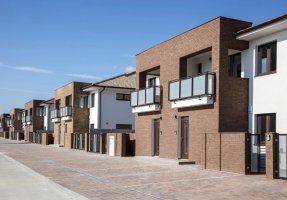Realizace betonového obkladu COUNTRY 640 – Červené cihly na rodinných domech