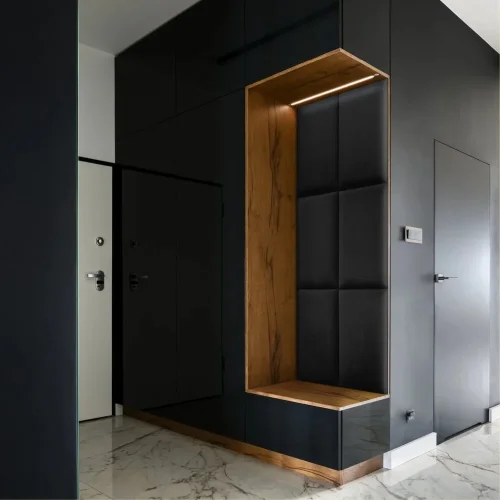 Realizace čalouněných panelů MELANGE – Černá elegance na luxusní chodbě
