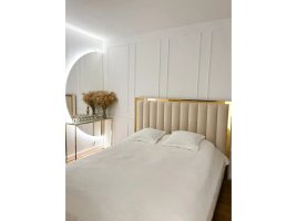 Realizace nástěnných lišt v elegantně zařízené ložnici