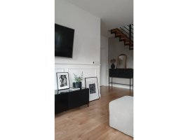 Realizace nástěnných lišt – Moderní černobílý interiér