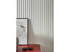 Realizace nástěnných lamelových panelů – Duny za červenou komodou