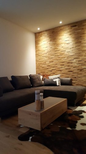 Realizace obkladu v obýváku pomocí dubových 3D lamel