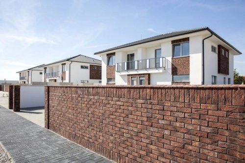 Realizace betonového obkladu COUNTRY 676 – Cihly na zděném plotě a domě