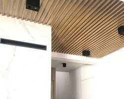 Jsou lamely určeny také pro instalaci na strop?