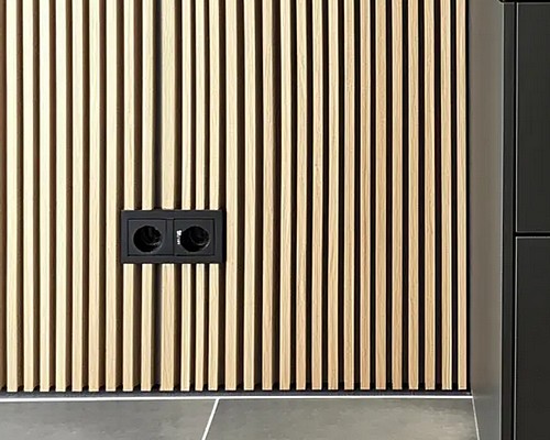 Jak zainstalovat elektrickou zásuvku do lamel?