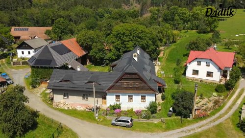 Pohled z dronu: Plastový šindel EUREKO DDS II v létě i v zimě
