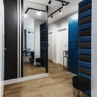 Realizace čalouněných panelů LOUNGE v modročerném podání