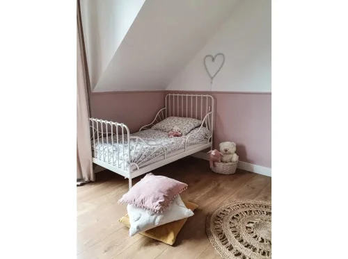 Realizace podlahové lišty v růžovém dětském pokoji