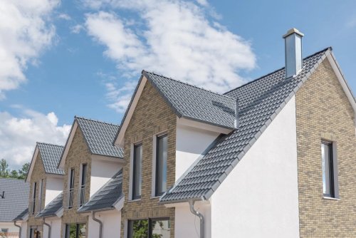 Realizace betonového obkladu CAMBRIDGE 2 – Cihlová fasáda na řadových domech
