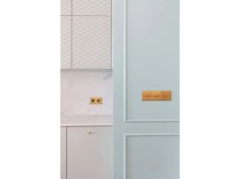 Realizace nástěnné lišty – Světlemodrá barva v kuchyni