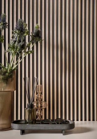 Modulární koncové profily pro voděodolné obkladové panely – Perfektní zakončení - realizace za komodou