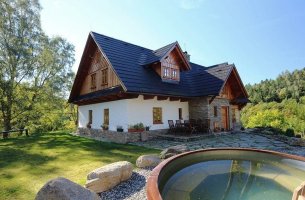 Realizace plastového šindele DDS II na chalupě s kamenným obkladem
