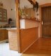 Realizacja boazerii drewnianej na ścianie w kuchni na blacie kuchennym