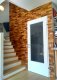 Realizace exotického dřevěného obkladu stěny u schodiště