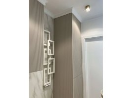 Realizace stropní lišty – Originální řešení na chodbě